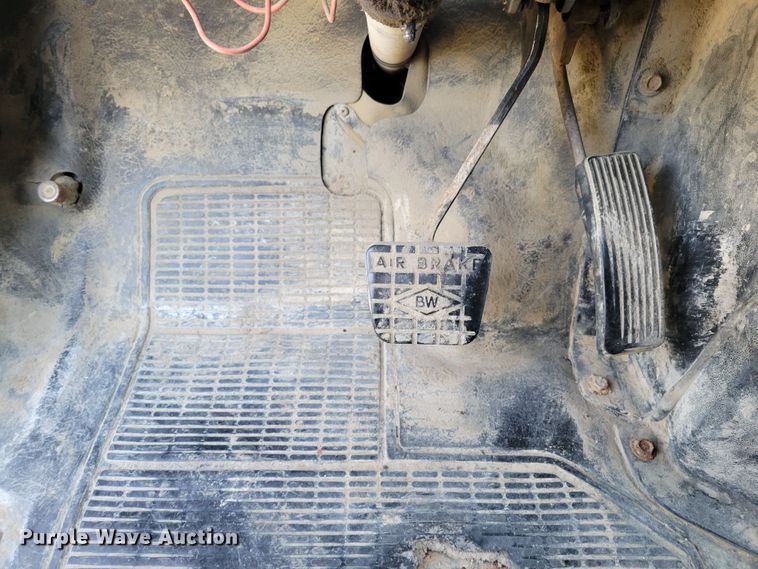 image for item DM8069 1995 International 4900  refuse truck