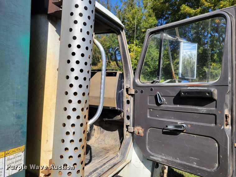 image for item DM8069 1995 International 4900  refuse truck