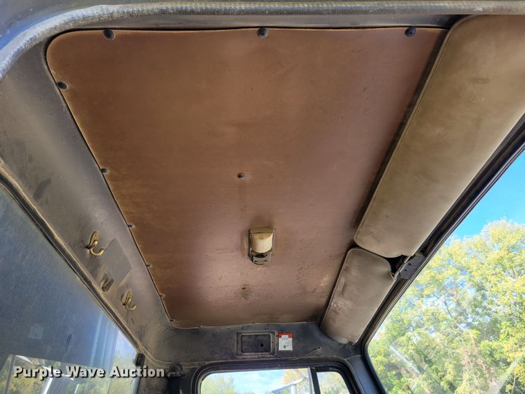 image for item DM8069 1995 International 4900  refuse truck