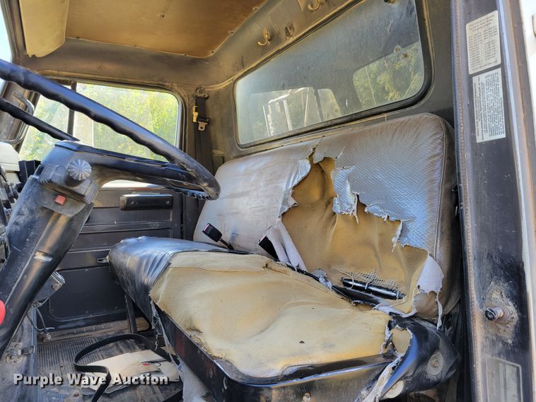 image for item DM8069 1995 International 4900  refuse truck