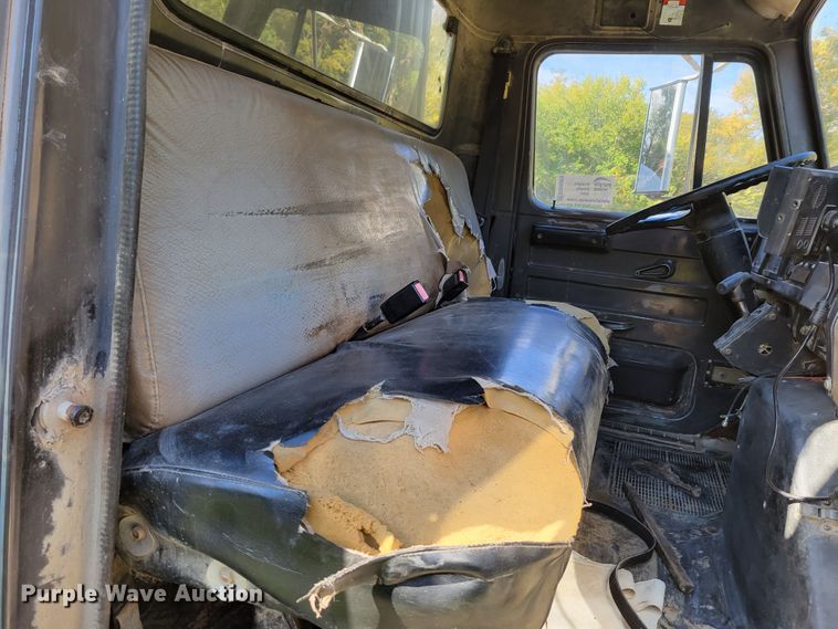 image for item DM8069 1995 International 4900  refuse truck