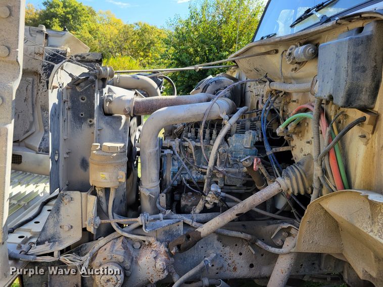 image for item DM8069 1995 International 4900  refuse truck