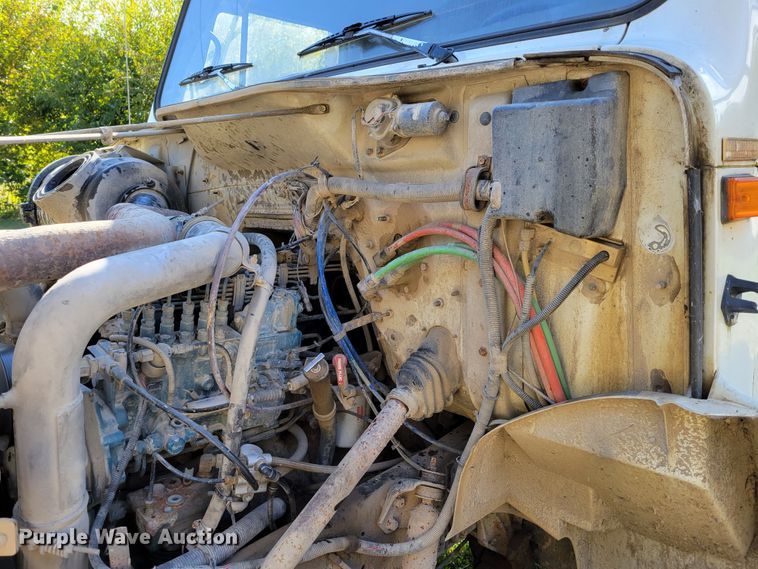 image for item DM8069 1995 International 4900  refuse truck