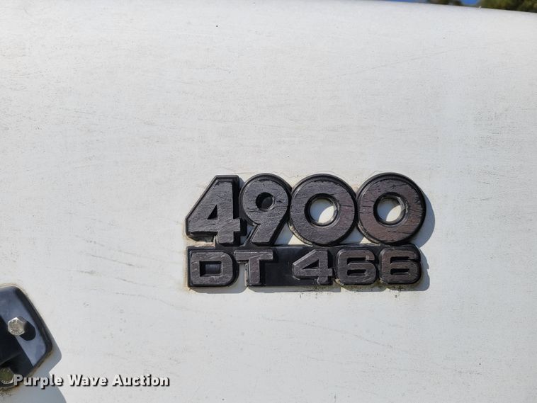 image for item DM8069 1995 International 4900  refuse truck