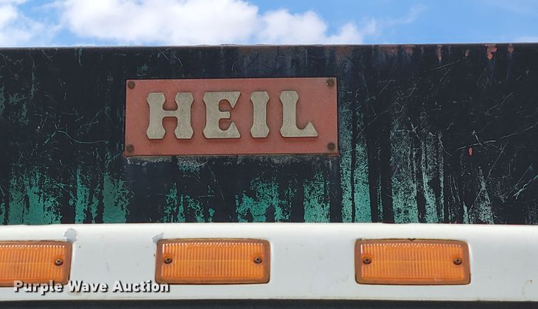 image for item DM8069 1995 International 4900  refuse truck