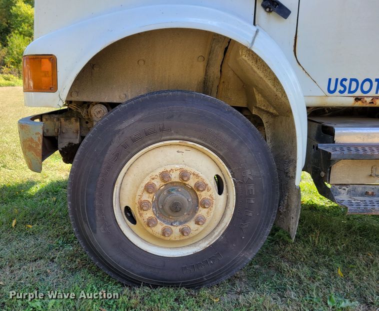 image for item DM8069 1995 International 4900  refuse truck