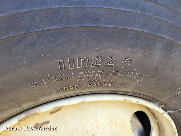 image for item DM8069 1995 International 4900  refuse truck