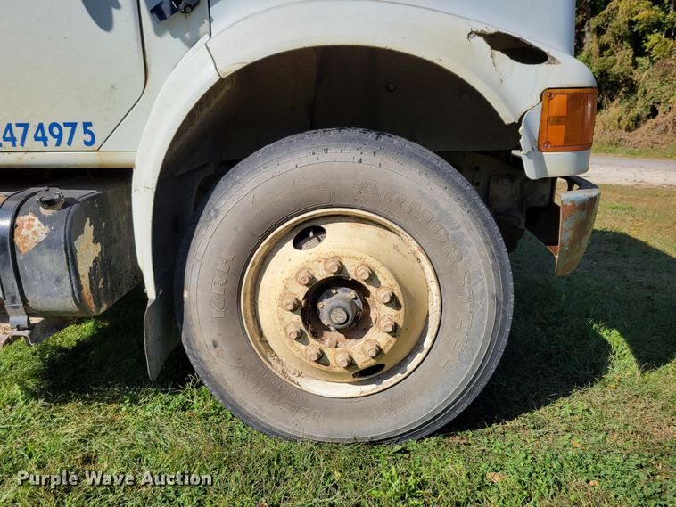 image for item DM8069 1995 International 4900  refuse truck