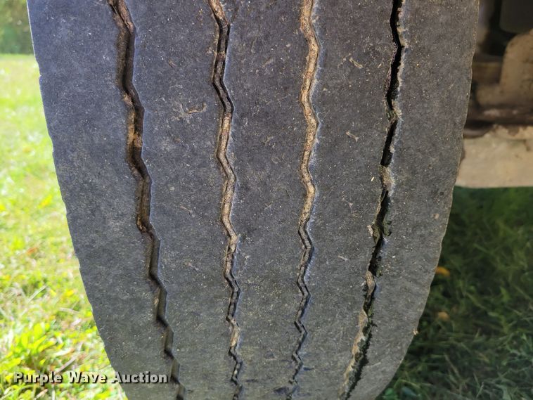 image for item DM8069 1995 International 4900  refuse truck