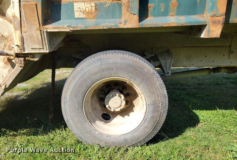 image for item DM8069 1995 International 4900  refuse truck