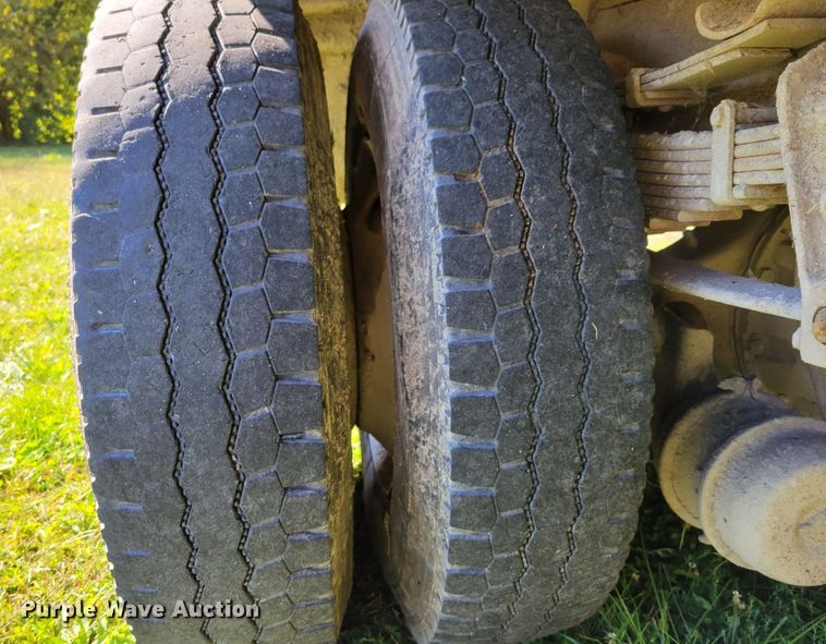 image for item DM8069 1995 International 4900  refuse truck