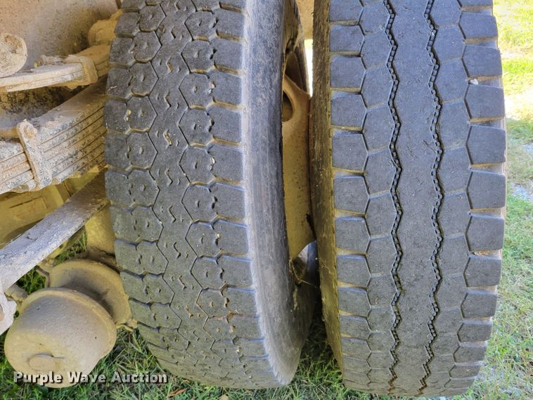 image for item DM8069 1995 International 4900  refuse truck