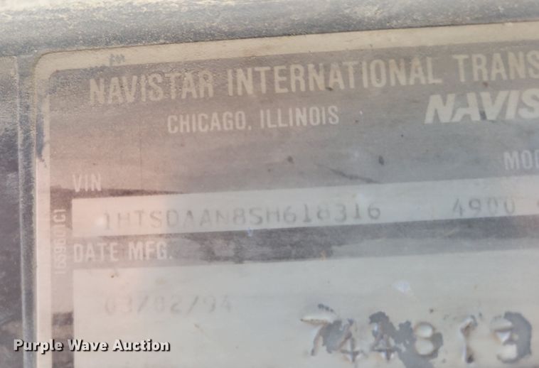 image for item DM8069 1995 International 4900  refuse truck