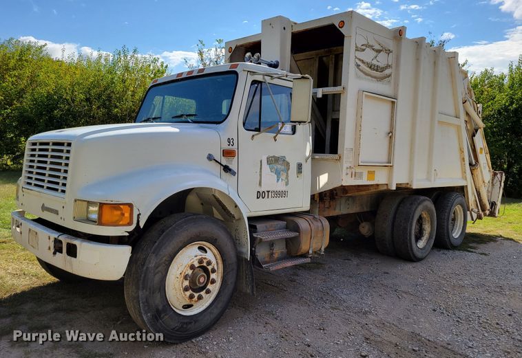 image for item DM8070 1993 International 4900  refuse truck