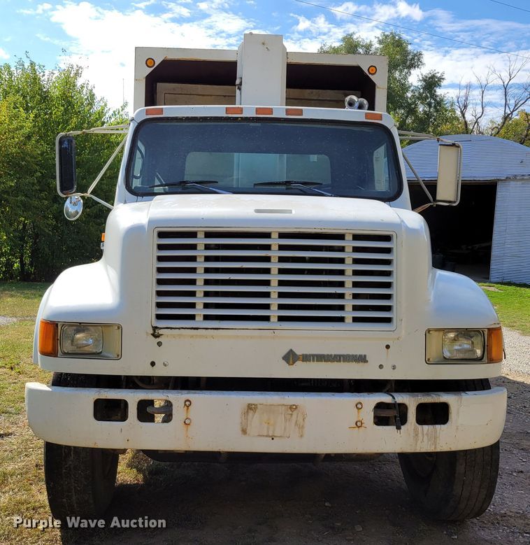 image for item DM8070 1993 International 4900  refuse truck