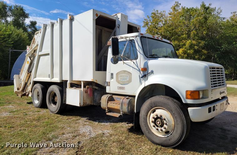 image for item DM8070 1993 International 4900  refuse truck