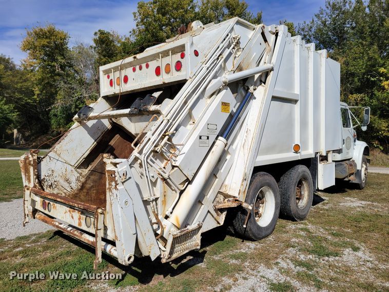 image for item DM8070 1993 International 4900  refuse truck