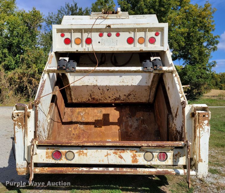 image for item DM8070 1993 International 4900  refuse truck