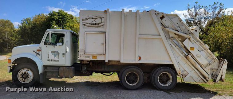 image for item DM8070 1993 International 4900  refuse truck