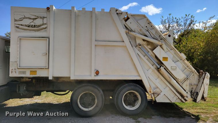 image for item DM8070 1993 International 4900  refuse truck
