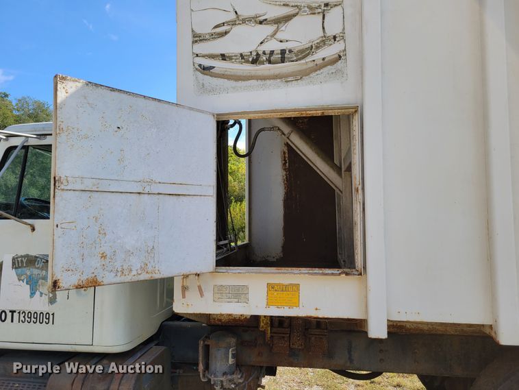 image for item DM8070 1993 International 4900  refuse truck