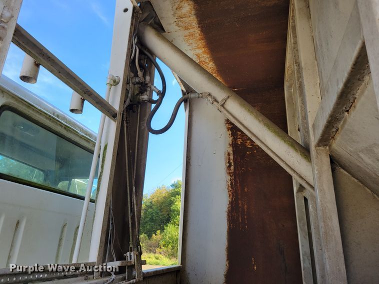 image for item DM8070 1993 International 4900  refuse truck