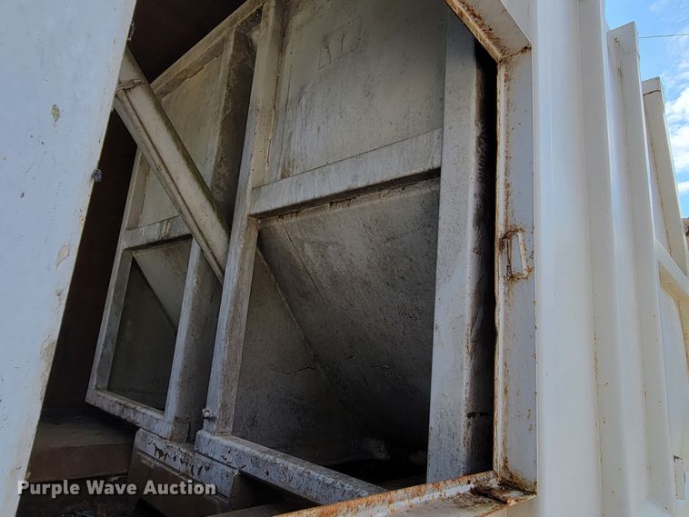 image for item DM8070 1993 International 4900  refuse truck