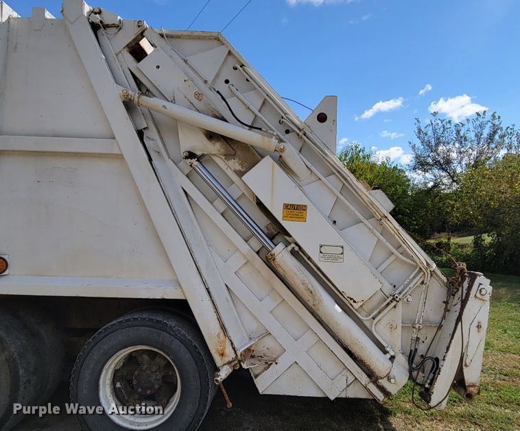 image for item DM8070 1993 International 4900  refuse truck