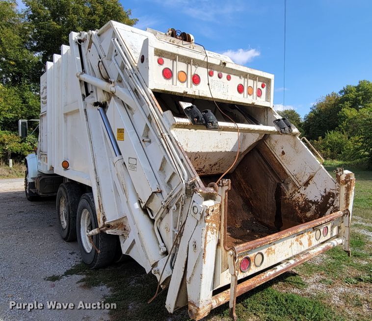 image for item DM8070 1993 International 4900  refuse truck