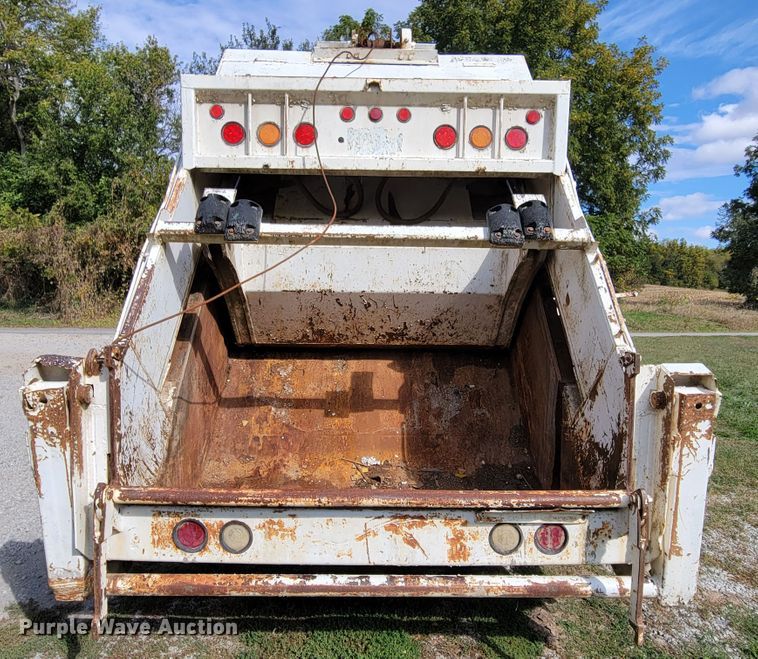 image for item DM8070 1993 International 4900  refuse truck