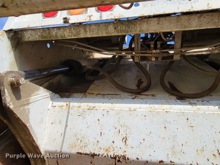 image for item DM8070 1993 International 4900  refuse truck