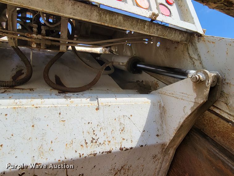 image for item DM8070 1993 International 4900  refuse truck