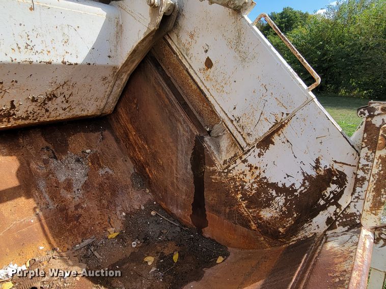 image for item DM8070 1993 International 4900  refuse truck