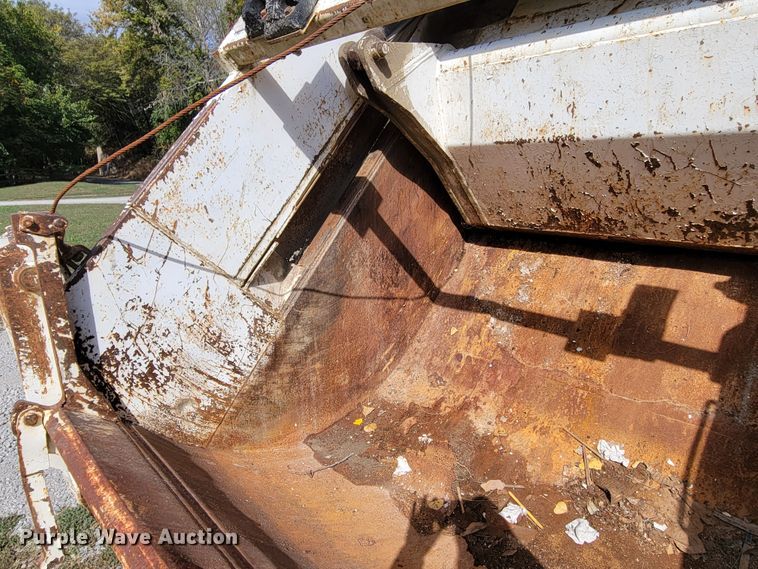 image for item DM8070 1993 International 4900  refuse truck