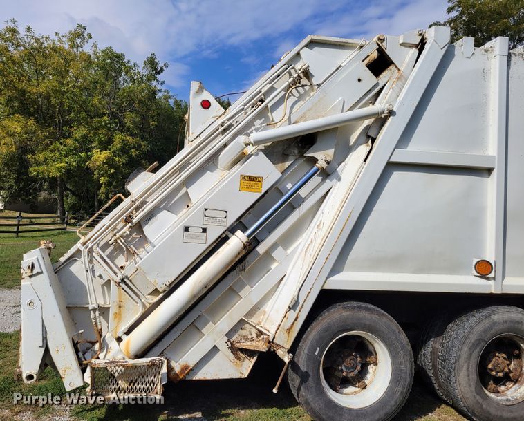 image for item DM8070 1993 International 4900  refuse truck