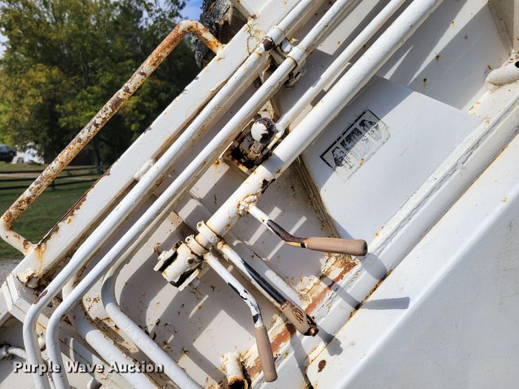 image for item DM8070 1993 International 4900  refuse truck