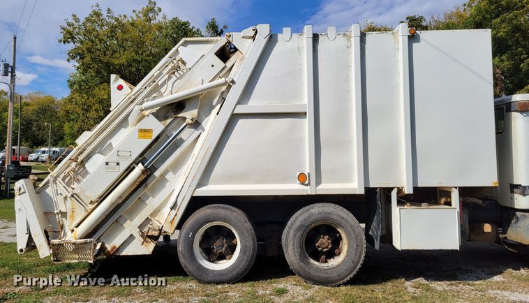 image for item DM8070 1993 International 4900  refuse truck