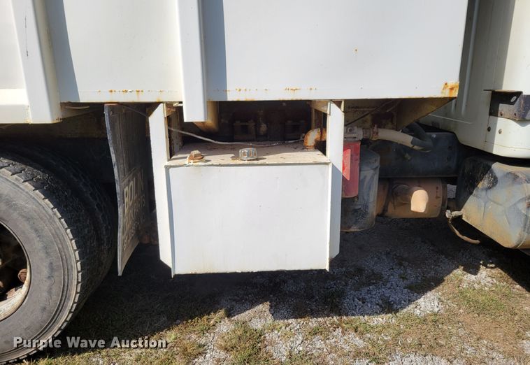 image for item DM8070 1993 International 4900  refuse truck