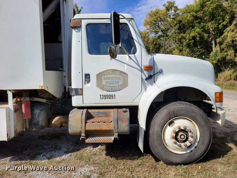 image for item DM8070 1993 International 4900  refuse truck
