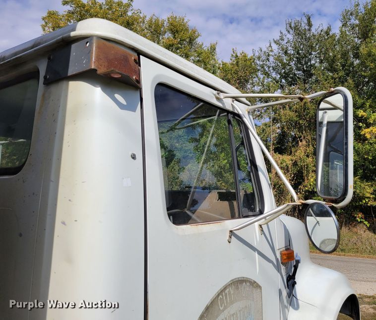 image for item DM8070 1993 International 4900  refuse truck