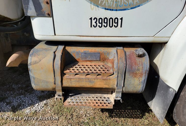 image for item DM8070 1993 International 4900  refuse truck