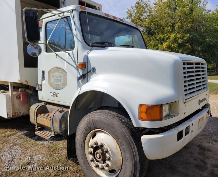 image for item DM8070 1993 International 4900  refuse truck