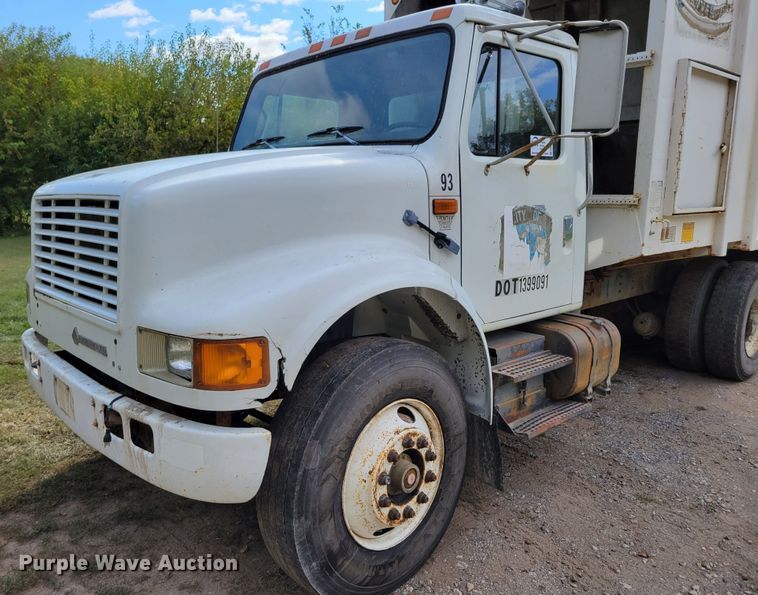 image for item DM8070 1993 International 4900  refuse truck