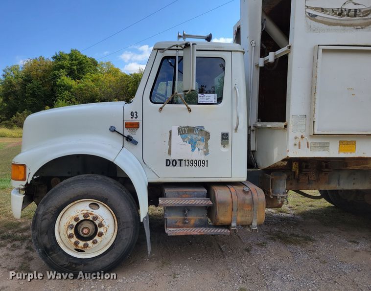 image for item DM8070 1993 International 4900  refuse truck
