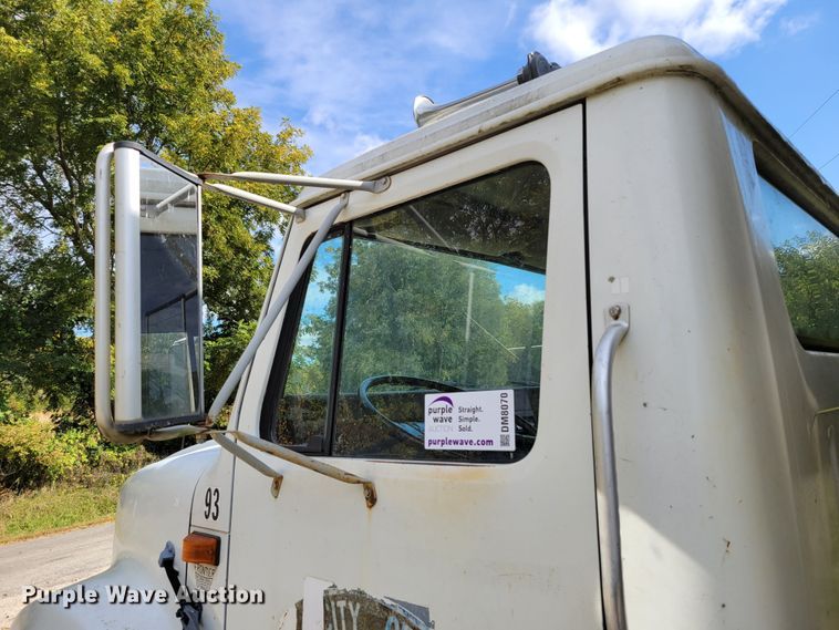 image for item DM8070 1993 International 4900  refuse truck