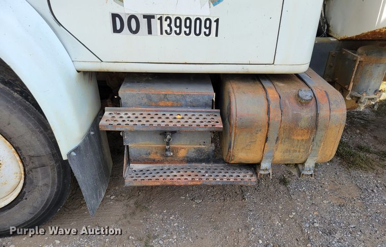 image for item DM8070 1993 International 4900  refuse truck