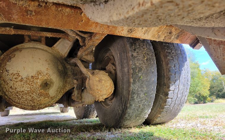 image for item DM8070 1993 International 4900  refuse truck