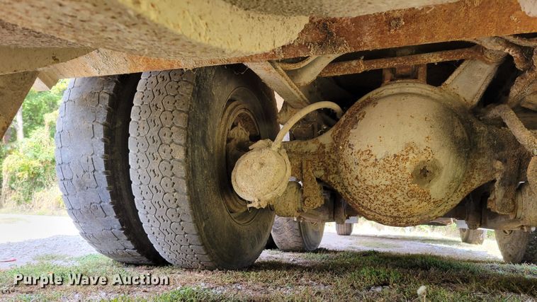 image for item DM8070 1993 International 4900  refuse truck