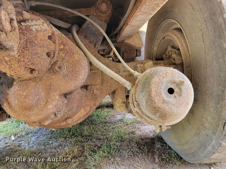 image for item DM8070 1993 International 4900  refuse truck