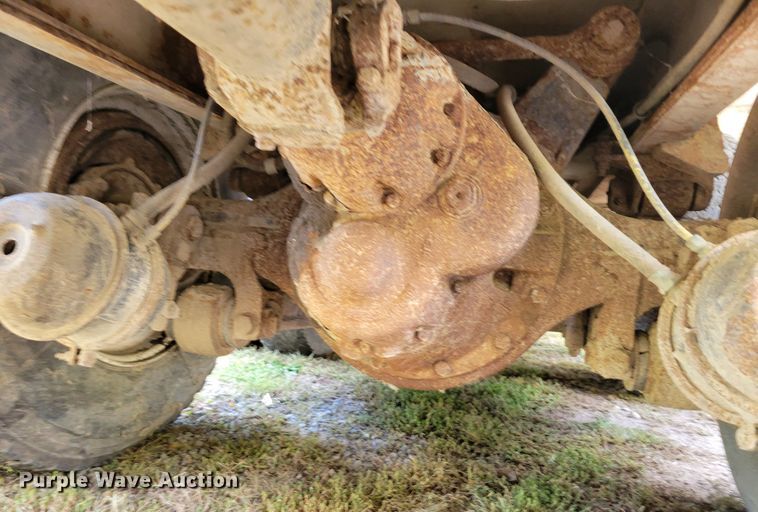 image for item DM8070 1993 International 4900  refuse truck